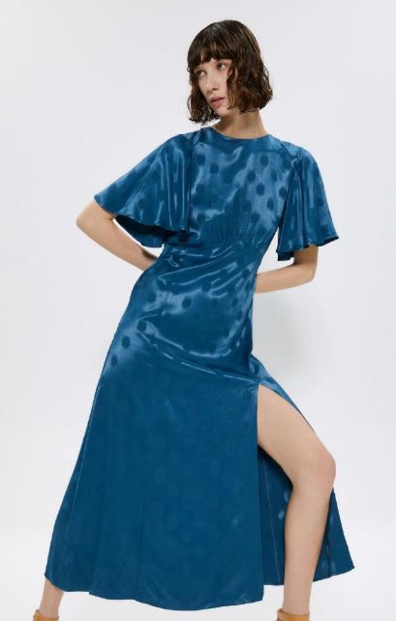 Vestido satinado con lunares, de las rebajas de verano de Sfera. Rebajado se ha quedado en 39,99 euros mientras que en temporada costaba 49,99 euros.