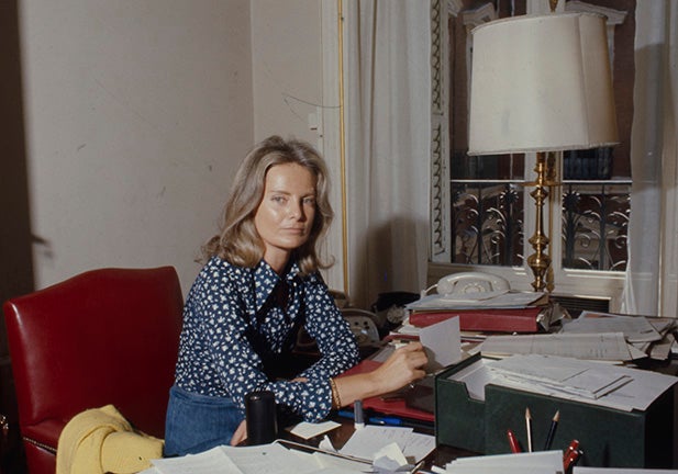 1976 (CA.). Carmen Díez de Rivera en su despacho