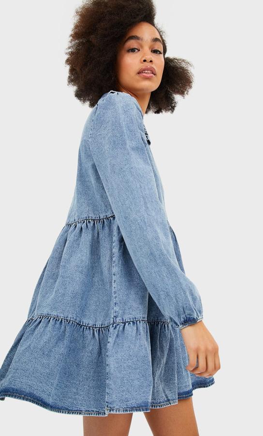 Viva el denim en todas sus variantes y más si es un vestido mini con volantes, como este, que cuesta 14,99 euros.