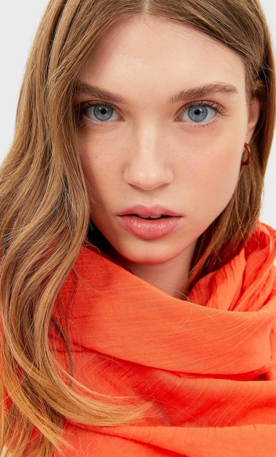 Y como nunca viene mal tener algo a mano por si la jornada se alarga y te da frío, hemos elegido este pañuelo liso en color naranja por 4,99 euros. Disponible también en azulina y fucsia.