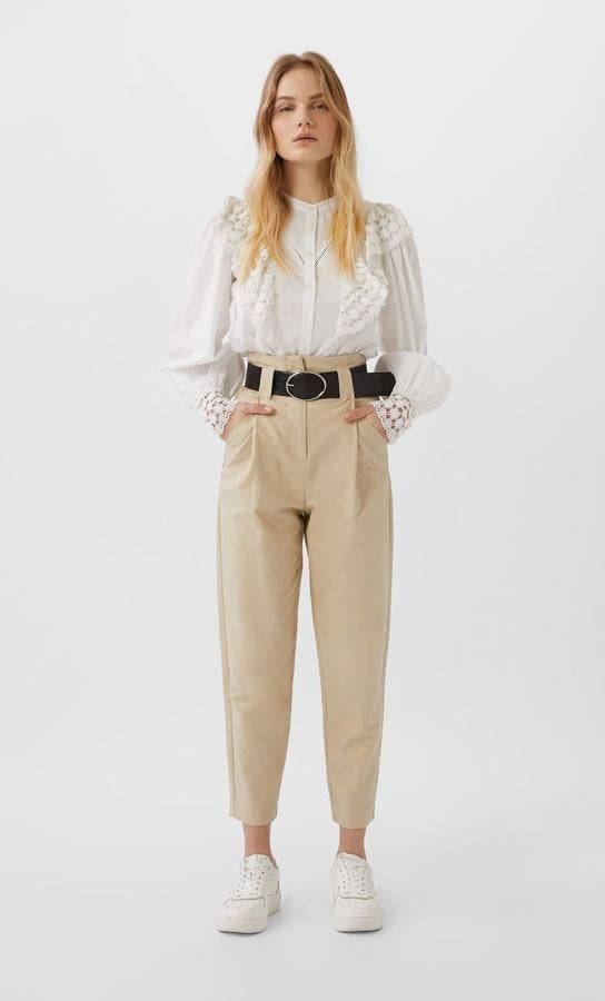 Sencillamente ¡nos chifla! Este pantalón de vestir tipo utility tiene un tacto muy suave y, además, lleva cinturón. Vale 12,99 euros y está disponible, además de en color piedra, en beige (muy a tener en cuanta también) y negro.