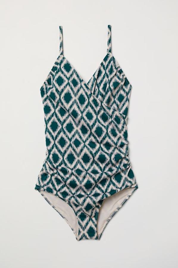 Con un bonito estampado geométrico difuminado en tonos verdes, este bañador cruzado en el pecho tiene fruncidos laterales decorativos. Ya está rebajado, y de 29,99 euros ha pasado a costar 20,99 euros. Está disponible en las tallas 32 y 34 únicamente.