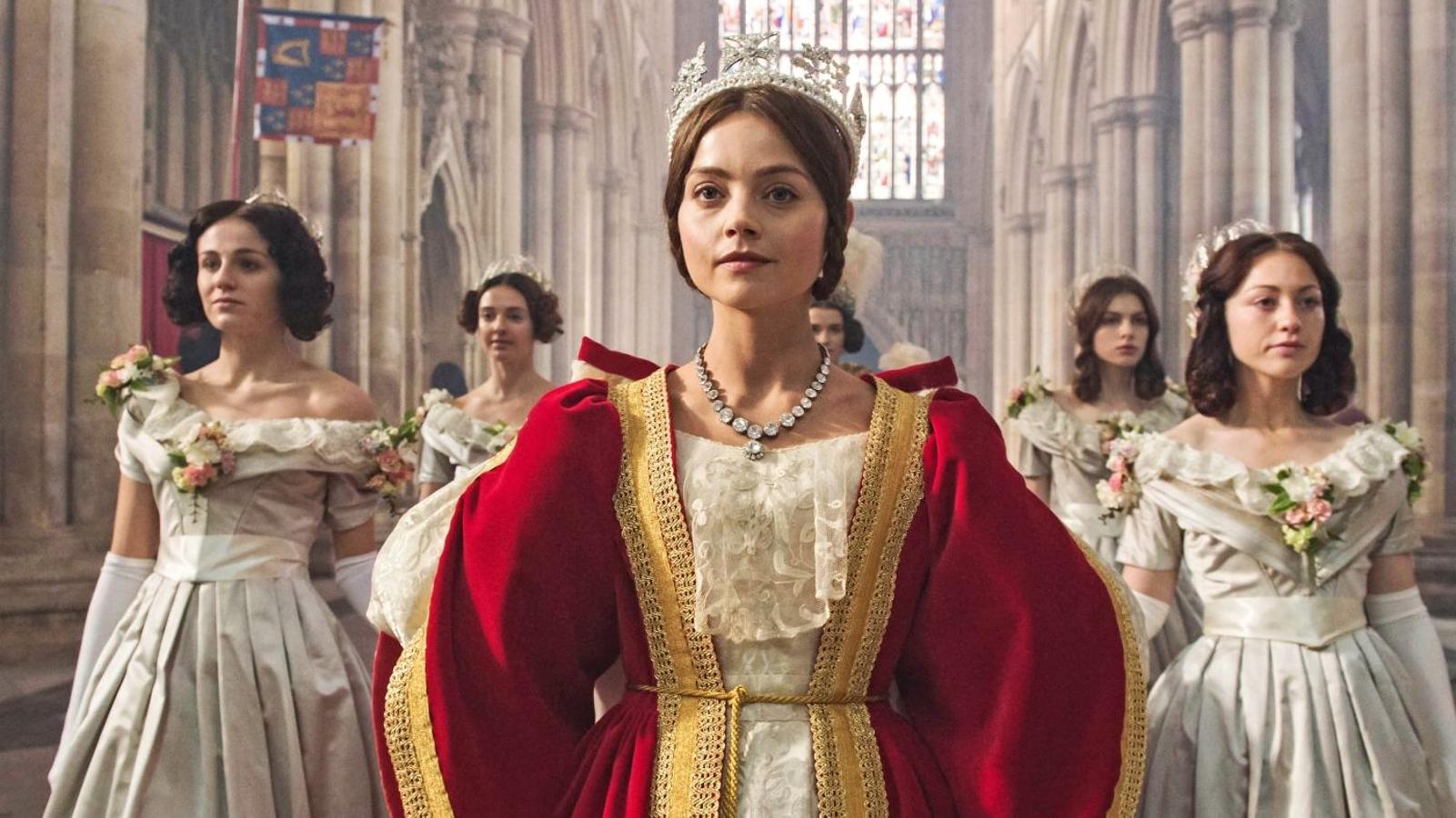 La serie Victoria (Movistar+), que relata los primeros pasos de la reina británica en el trono, quedó algo oscurecida por el éxito de The Crown; pero en las plataformas hay sitio para todos, sobre todo si interpreta a la longevísima monarca la enérgica Jenna Coleman.
