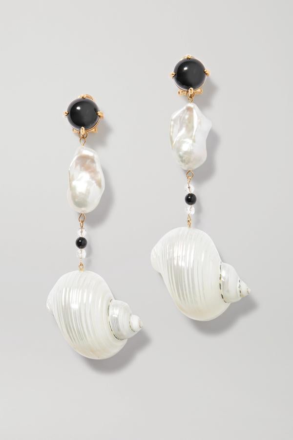 Pendientes de nácar, perlas y ónyx, de Prada (487 €).