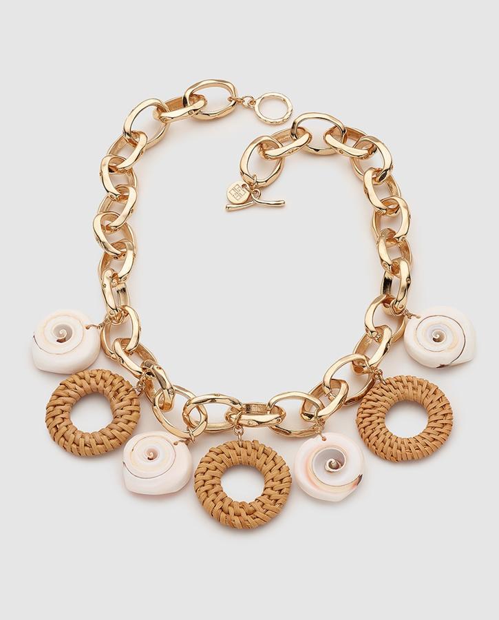 Collar de eslabones metálicos con caracolas y aros de rafia, de Gloria Ortiz (59 €).