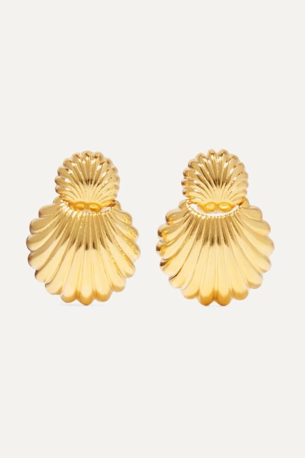 Pendientes de clip bañados en oro, de Kennethe Jay Lane (61 €).