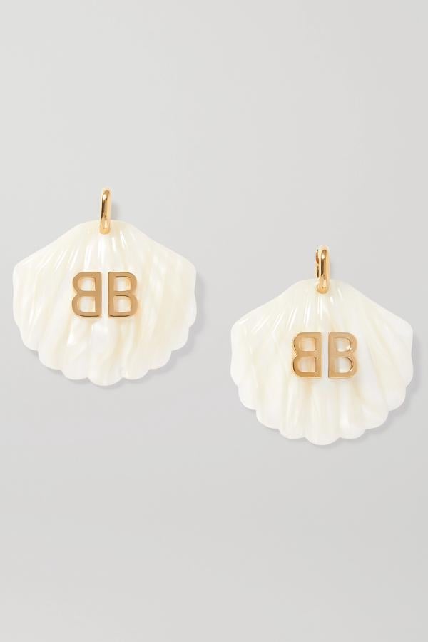 Pendientes en forma de concha con logo doradol, de Balenciaga (695 €).