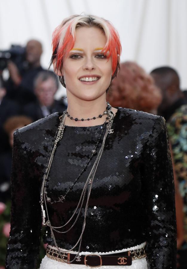 En 2017, Kristen Stewart acudió al programa más popular de la televisión estadounidense, "Saturday Night Live", y sucedió lo impensable: su monólogo contra el polémico presidente Trump se convirtió en una salida del armario en 'prime time'. "Estoy un poco nerviosa por estar aquí. Ya que sé que el Presidente probablemente me esté viendo y no creo que le caiga muy bien”, comenzó. "El presidente no es precisamente un gran fan mío, pero eso está muy bien. Y, Donald, si no te gustaba entonces probablemente no te guste ahora, porque estoy presentando Saturday Night Live y soy muy homosexual, tío". Desde unos meses atrás, Kristen Stewart mantenía una relación con la modelo Stella Maxwell.