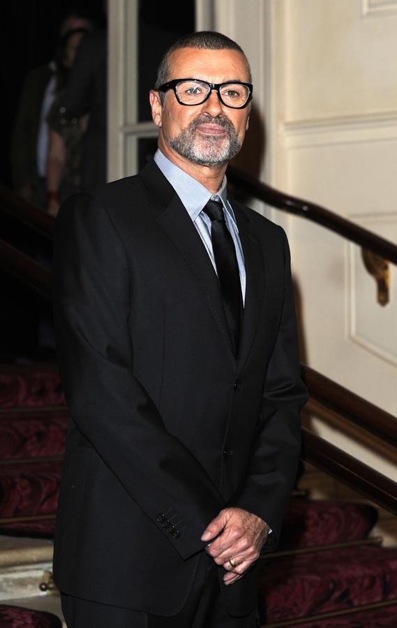 “No tengo problemas con que la gente sepa que tengo una relación con un hombre en este momento”, declaró en una entrevista a la CNN en 1998. "No me siento avergonzado, me siento estúpido, imprudente y débil por haber expuesto mi sexualidad de esta manera”. George Michael no salió del armario por decisión propia, sino que fue detenido por un policía de incógnito al que ofreció entablar una relación sexual en un baño público de Beverly Hills, detención que se hizo pública. Casi diez años después, concedió otra entrevista a Radio 4 en la que aseguró que, si no había reconocido su orientación sexual antes, fue por no infligir a sus padres el sufrimiento del estigma del sida que acompañaba por aquel entonces a la comunidad gay. "Habría salido del armario para muchas personas a los 19. Ojalá lo hubiese hecho. No creo que hubiese tenido la misma carrera, pero creo que habría sido un hombre más feliz".