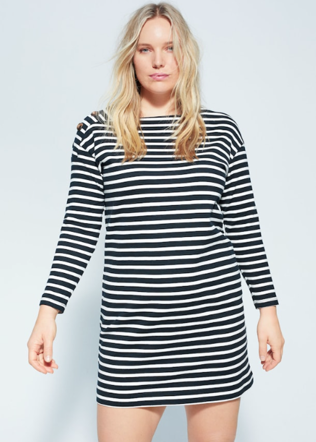 Confeccionado en algodón y de corte recto, estamos ante otros clásico que jamás pasa de moda. Va adornado con botones en el hombro y pasa de 39,99 euros a 25,99 euros.