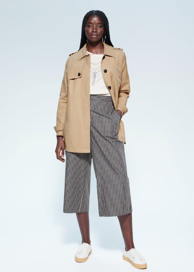 Una ocasión que no podemos dejar pasar: un trench corto perfecto para viajes y entretiempo. Es el diseño clásico con dible botonadura y cinturón ajustable. Pasa de 59,99 euros a 39,99 euros.