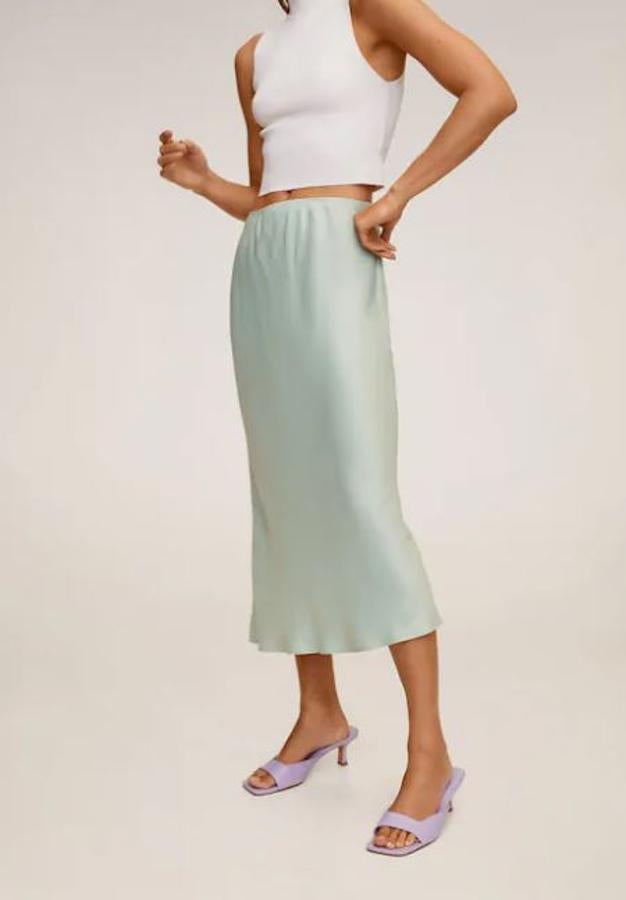 Falda midi satinada verde menta, de las rebajas de verano de Mango. Se ha quedado en 19,99 euros; en temporada costaba 29,99.