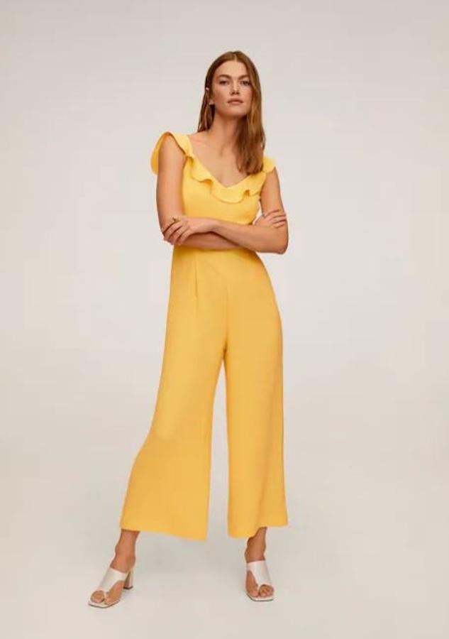 Mono amarillo con volante, de las rebajas de verano de Mango. Cuesta 39,99 euros en rebajas; en temporada, eran 49,99.