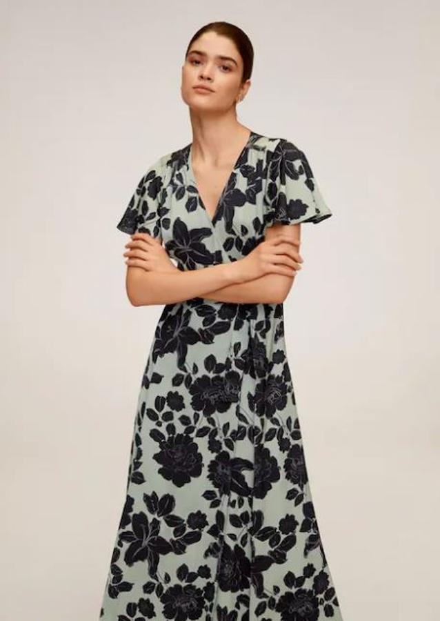 Vestido de flores de corte cruzado y manga amplia, de las rebajas de verano de Mango. Su precio con descuento es de 39,99 euros; costaba 49,99.