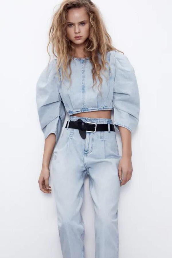 No podía faltar la propuesta para las amantes del denim que encontrarás en este cuerpo corto de cuello redondo y manga por debajo del codo abullonada con pliegues y detalle de pinzas en bajo una prenda de ensueño. Cuesta 25,95 euros y aunque no sea lo más práctico del mundo, nos encanta el cierre en la espalda.