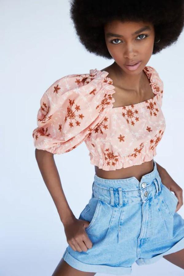 También Join life, nos encanta el detalle de bordados combinados a contraste de este cuerpo corto de escote recto en color salmón y manga corta abullonada acabada en elástico. Precio: 25,95 euros.