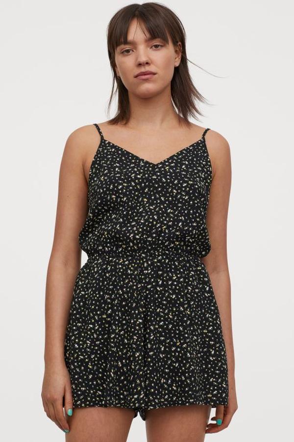 En tejido fluido de viscosa y en color negro con estampado minifloral, este mono corto de H&M viene con escote de pico, tirantes finos ajustables y costura elástica en la cintura. Tiene un precio de 14,99 euros y está disponible entre las tallas 32 y 38.