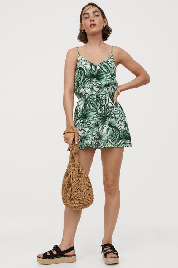 Estampado tropical en un vistoso color verde para este mono con escote de pico y tirantes finos ajustables de H&M. Cuesta 14,99 euros y está disponible únicamente en la talla 34, y se está agotando.