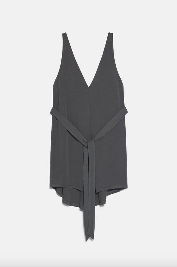 Zara ha lanzado un mono corto fluido con escote de pico, tirantes y cinturón lazada del mismo tejido en color gris y caqui, aunque ambos tienen que volver en las tallas S, M y L a la web de la firma. Cuesta 17,95 euros.