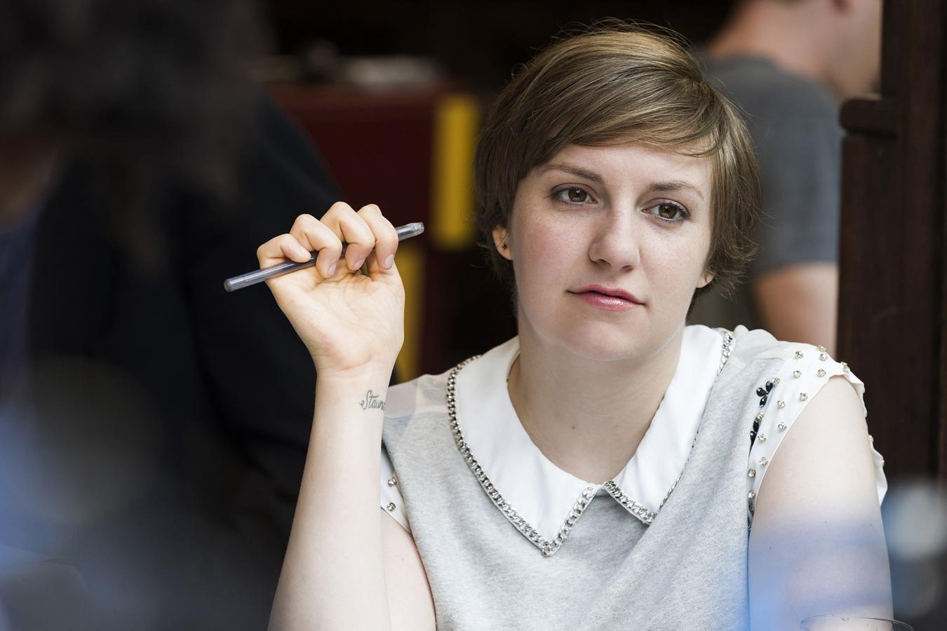 Más que Lena Dunham, nos referimos a su personaje en 'Girls', Hannah, aunque ella misma ha reconocido que ambas se parecen bastante. Si has visto la serie, verás que todas las protagonistas de la serie de HBO tenían su puntito tóxico. En el caso de Hannah, su faceta de artista permanentemente en busca de ser la voz de su generación la conducía a un egocentrismo en el que solo existía ella y su arte. Quizá te hayas topado con alguna persona así en tu entorno: pueden resultar personas muy magnéticas y atrayentes al principio, pero después te das cuenta de que te pasas la vida escuchándoles hablar de ellos mismos sin recibir la más mínima atención hacia ti o tus problemas.