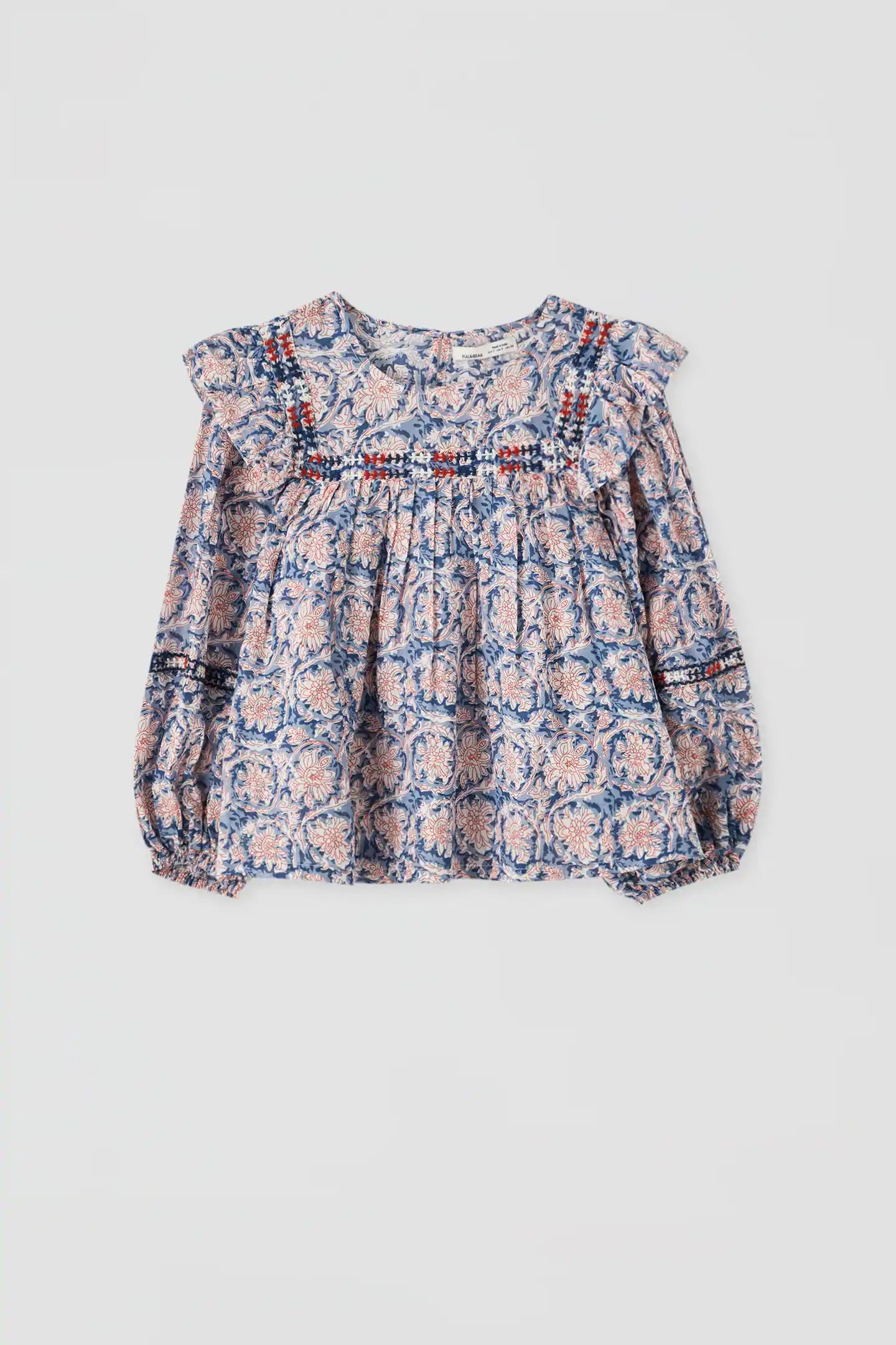 Eleva tus prendas básicas con esta blusa estampada de la colección de verano de Pull&Bear. (19,99 euros).