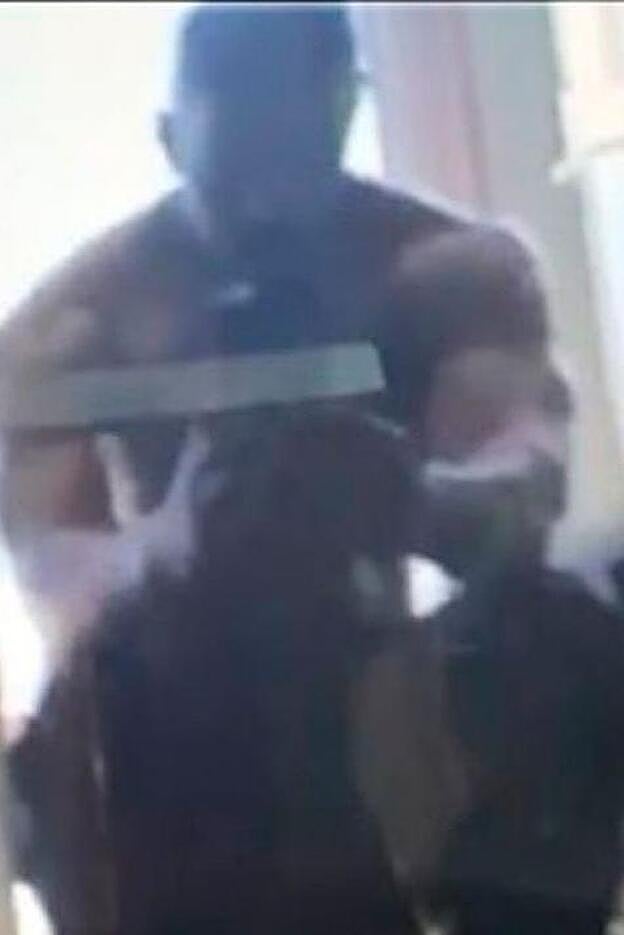 Jamie Foxx a torso descubierto para mostrar su musculatura a lo Mike Tyson.