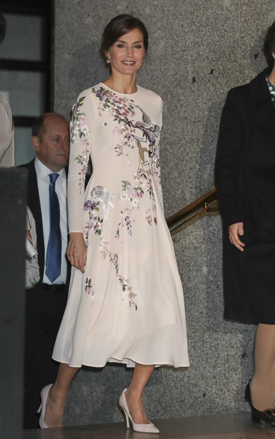 En 2018, la Reina Letizia acudía a una visita en el Teatro Real con la princesa de China con este vestido de estampado oriental de Asos.