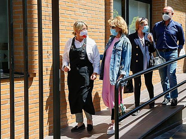 Los tres hermanos de Mila, que ya han ganado sus batallas contra el cáncer, no se separan de ella.