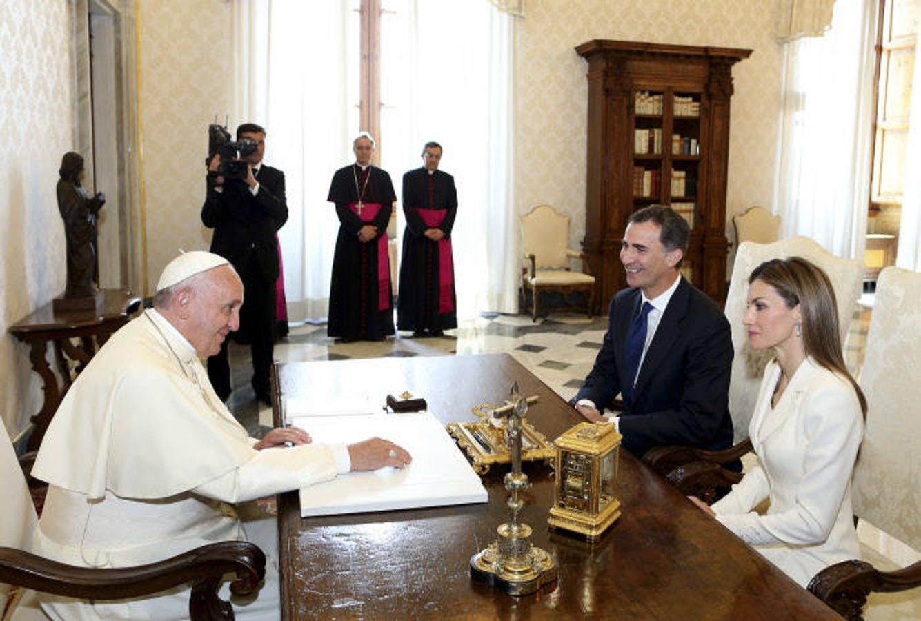 El primer viaje oficial de Felipe y Letizia como Reyes de España fue al Vaticano, a finales de ese mismo mes de junio de 2014.
