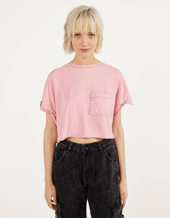 Camiseta básica rosa con bolsillo, (4,79 euros).