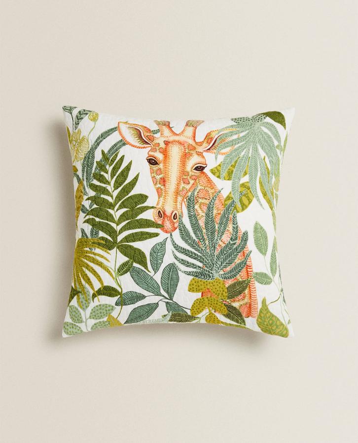 Una jirafa como esta es lo que necesita nuestro sillón de lectura para empezar el verano. 9,99 euros.