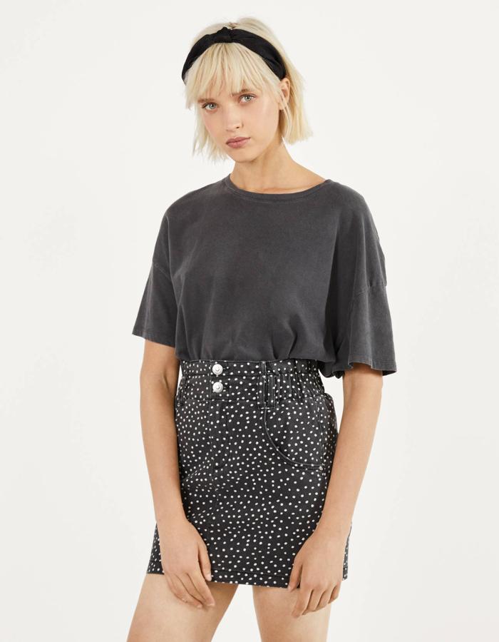 Falda negra vaquera con lunares, (10,79 euros).