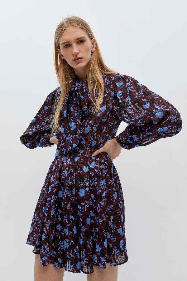 Vestido en tejido fluido de flores, con lazada cerrando el cuello (19,99 euros).