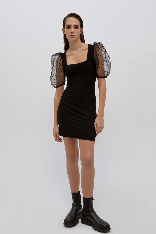 Vestido corto, ajustado y con las mangas de organza adornada con plumeti (12,99 euros).