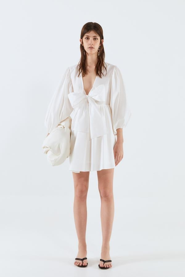 Vestido de popelín con escote profundo delantero rematado con un maxi lazo (19,99 euros).