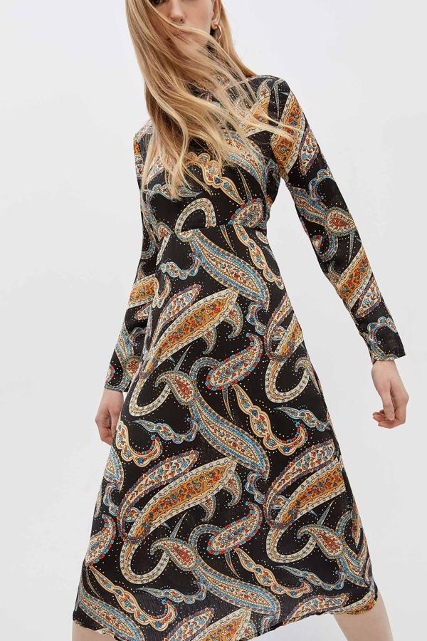 Vestido largo con cuello alto y estampado setentero (9,99 euros).