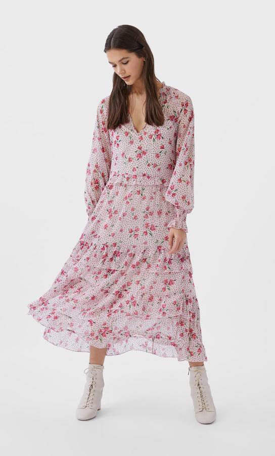 Vestido midi de flores rosas, (18,19 euros).
