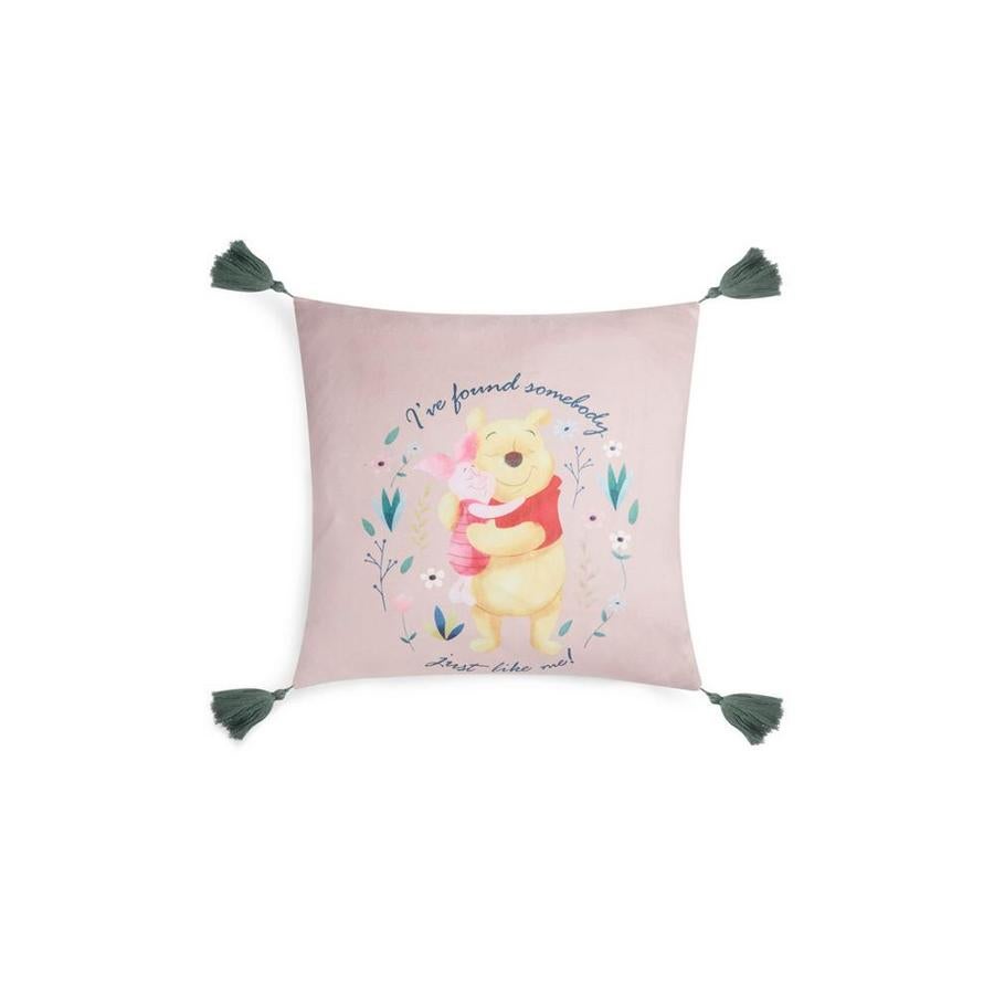 Cojín rosa de Winnie the Pooh, (8 euros).