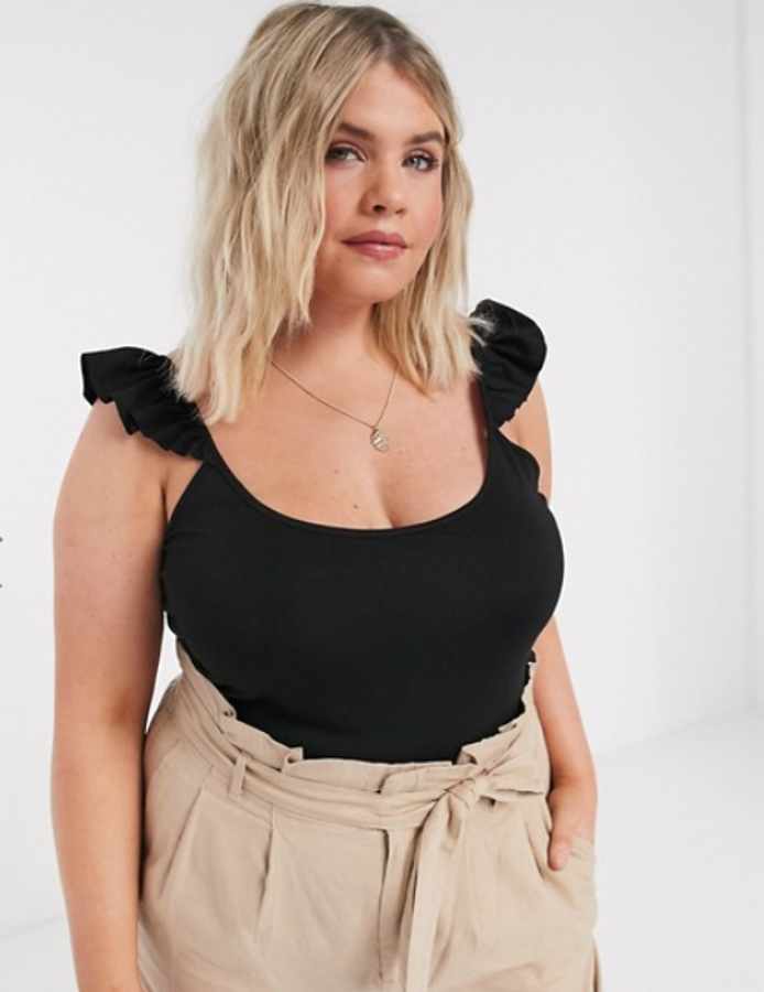 Body  negro en talla grande, con colantes que decoran los tirantes, cuello redondo y corte estilo calzoncillo. Es de Vero Moda Curve y está disponible en Asos (25,99 euros).