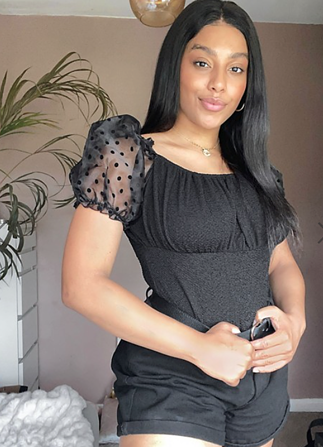 Body  con las mangas abullonadas de organza decoradas con lunares, de Fashion Union Plus (lo encuentras en Asos). Lleva escote cuadrado y bajo elástico (30,99 euros).