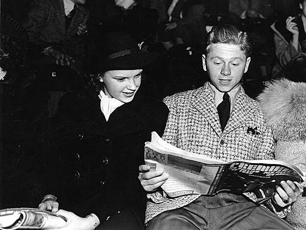 Judy Garland y Mickey Rooney, con el que acabaría trabajando en 9 películas, en sus primeros encuentros