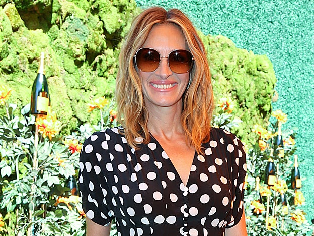 El cabello ligeramente ondulado es clave en el aspecto juvenil de Julia Roberts.