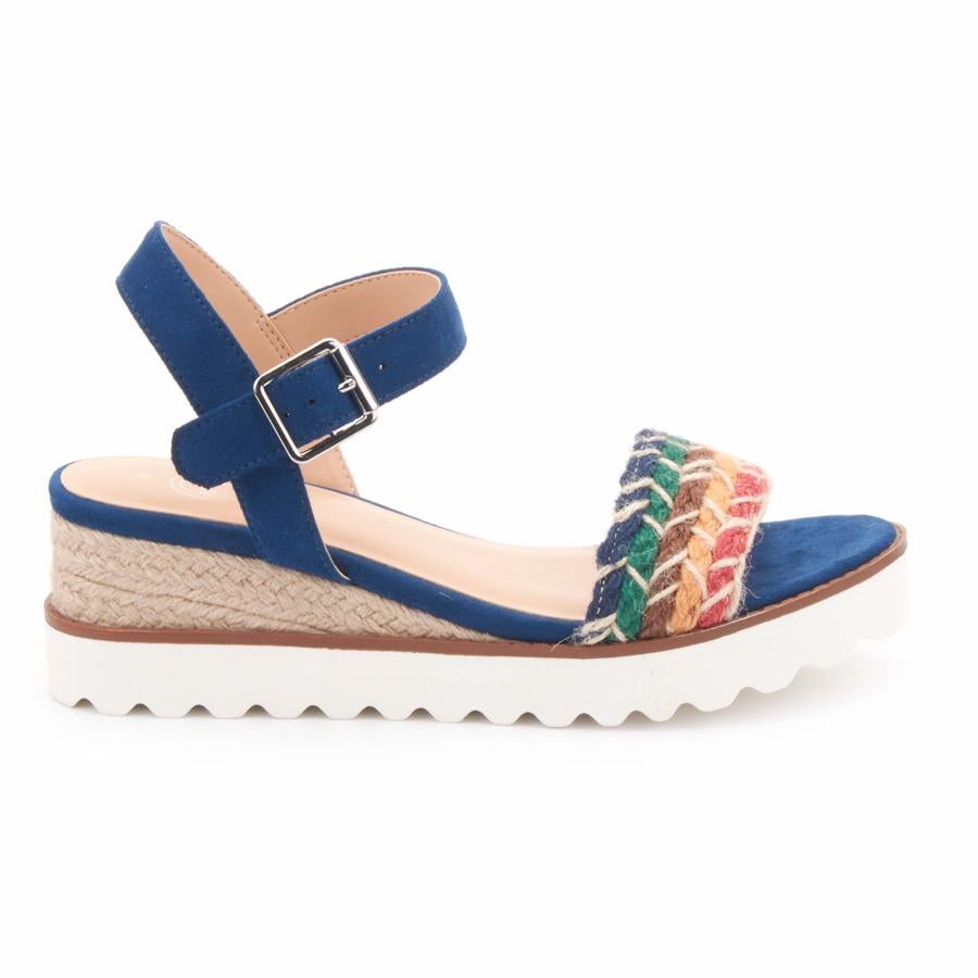 Con suela de goma y esparto, detalles trenzados de rafia multicolor en el empeine y ante azul, de Merkal (25,99 €).