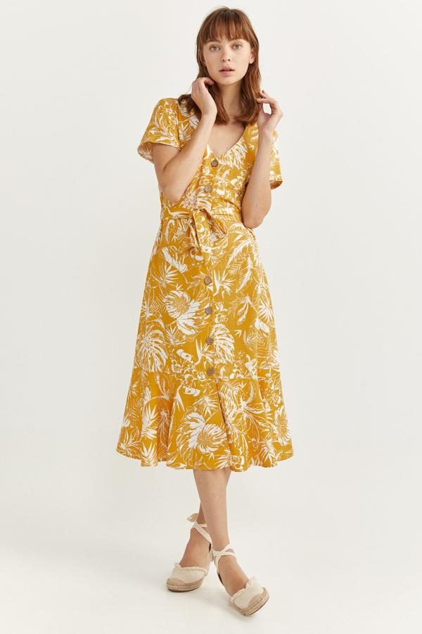 Vestido midi en color mostaza con estampado de hojas blanco y cinturón que puedes comparar  aquí  por 17,99 euros.