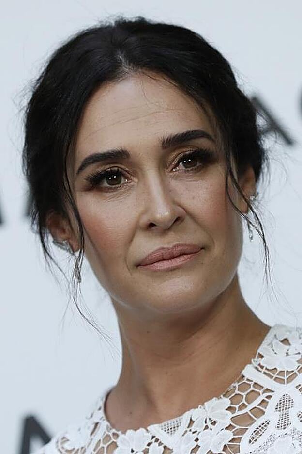 Este moño bajo suaviza las facciones mucho más que la versión tirante.