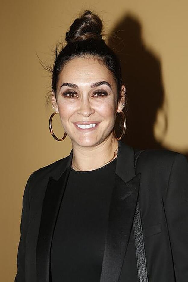 El truco para que este moño quede bien es llevarlo lo más alto posible.