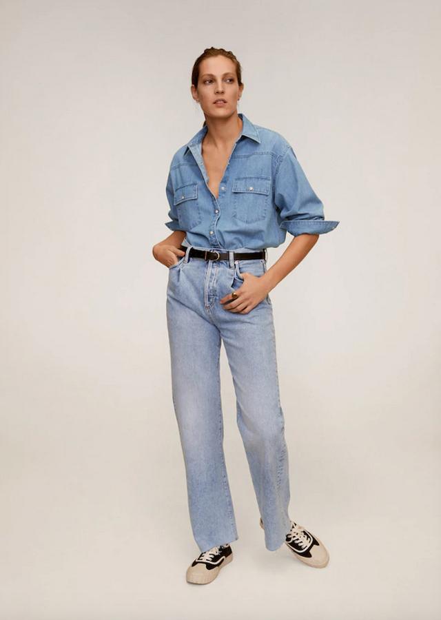 Las camisas denim nunca están de más en cualquier armario y en Mango hemos encontrado esta con cuello clásico y cierre de botones a presión. Antes costaba 29,99 euros y ahora podemos comprarla por 19,99 euros entre las tallas XS y L.