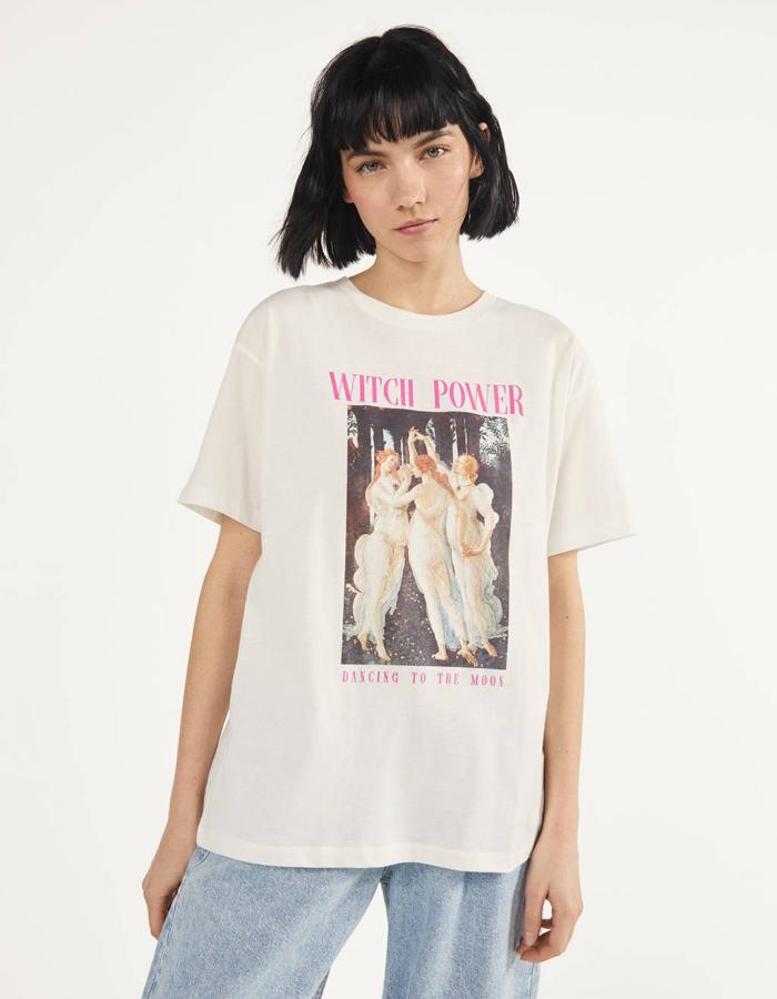 En blanco roto y con un bonito estampado gráfico de aires artísticos, esta camiseta de algodón orgánico tiene  un precio de 12,99 euros  y está disponible entre las tallas XS y L.
