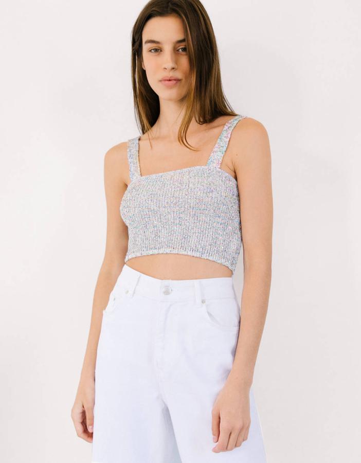Bershka nos ha demostrado que las lentejuelas también son para el verano con varias prendas, y una de ellas es este top de lentejuelas multicolor con tirantes anchos.  Cuesta 15,99 euros  y está disponible entre las tallas XS y L.