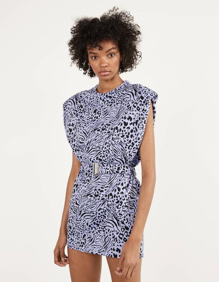 Otra de las tendencias de esta temporada son las hombreras, y a nosotras nos parece ideal como quedan en este vestido con print animal, sin mangas, con cuello redondo y cinturón a tono. En color azul claro, tiene  un precio de 17,99 euros  y está disponible entre las tallas XS y L.
